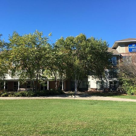 Norwood Inn And Suites Chaska מראה חיצוני תמונה