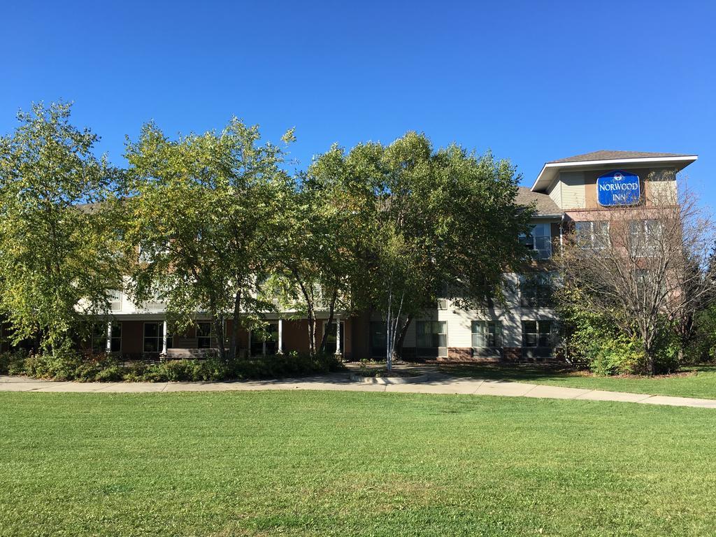 Norwood Inn And Suites Chaska מראה חיצוני תמונה