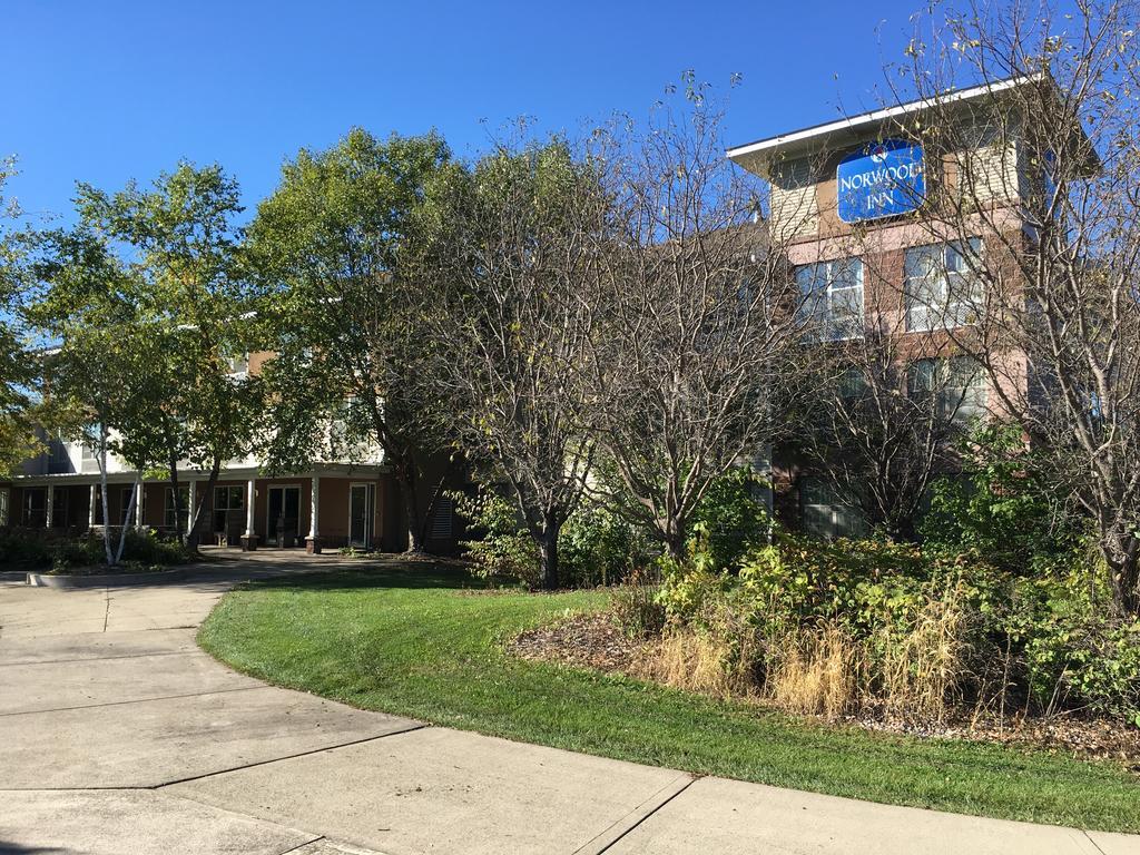 Norwood Inn And Suites Chaska מראה חיצוני תמונה