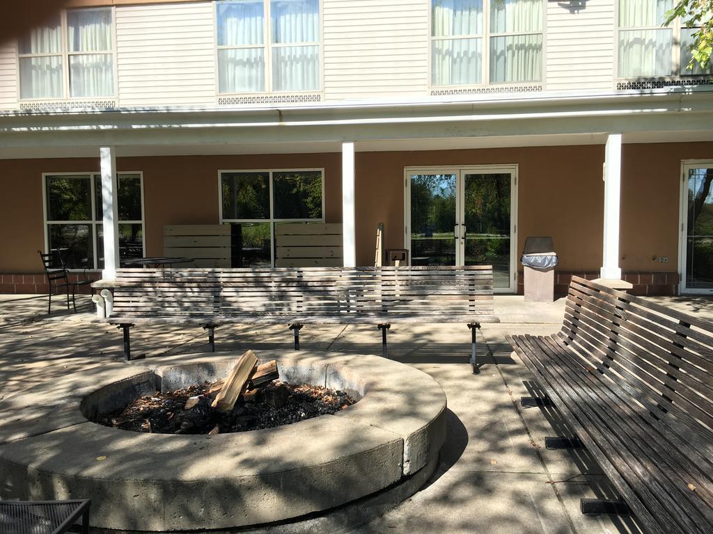 Norwood Inn And Suites Chaska מראה חיצוני תמונה