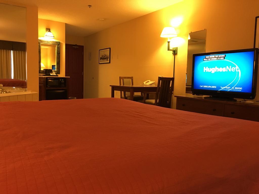Norwood Inn And Suites Chaska מראה חיצוני תמונה