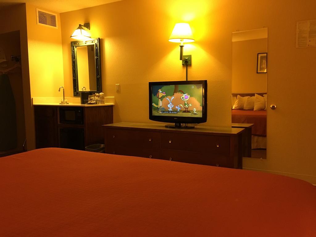 Norwood Inn And Suites Chaska מראה חיצוני תמונה