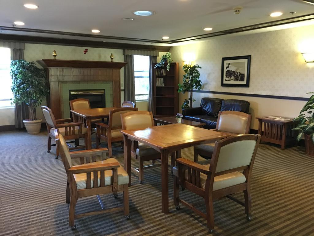 Norwood Inn And Suites Chaska מראה חיצוני תמונה
