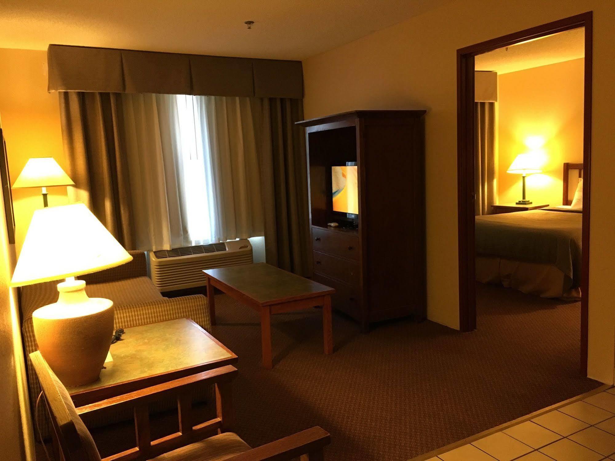 Norwood Inn And Suites Chaska מראה חיצוני תמונה