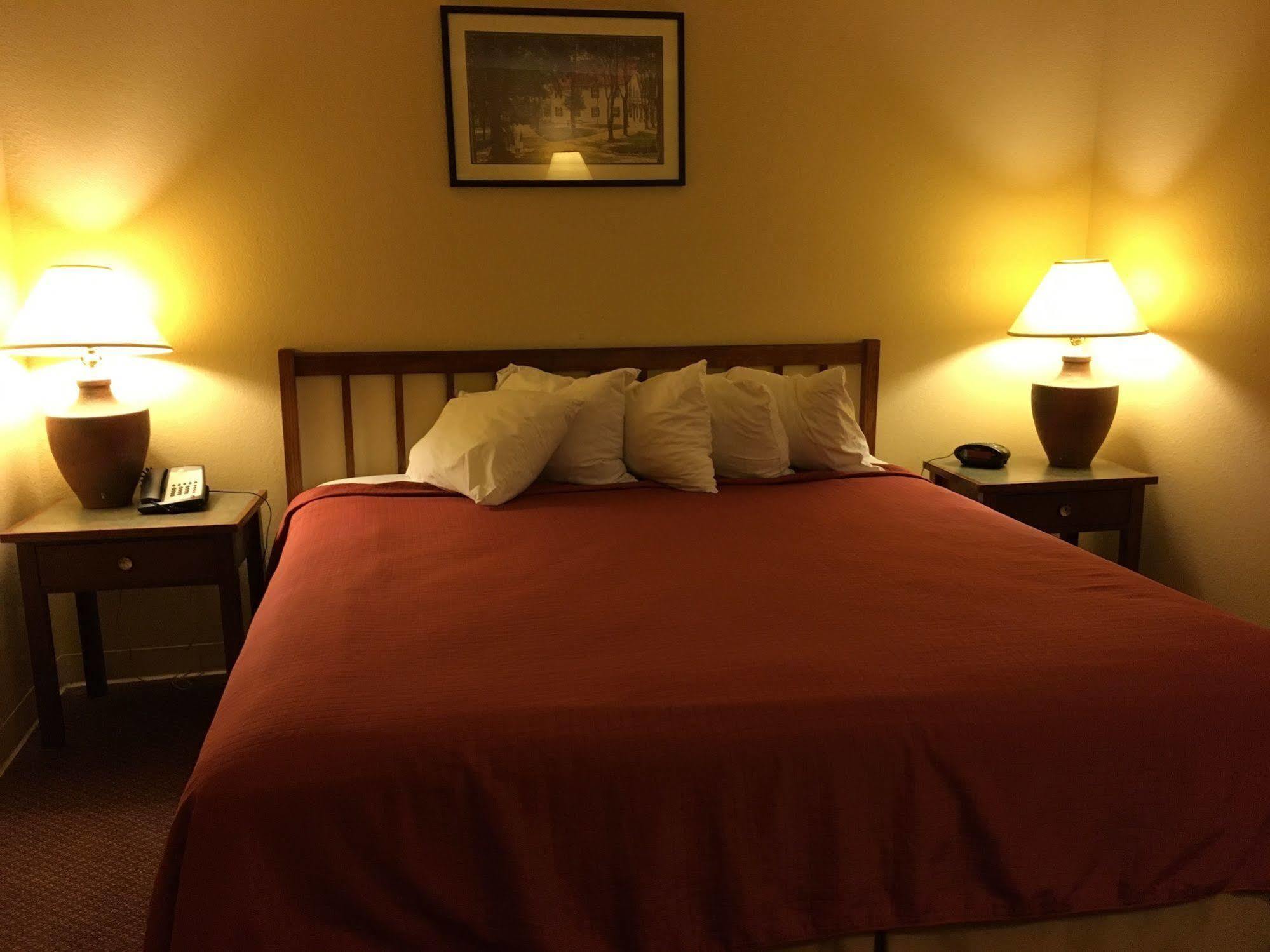 Norwood Inn And Suites Chaska מראה חיצוני תמונה