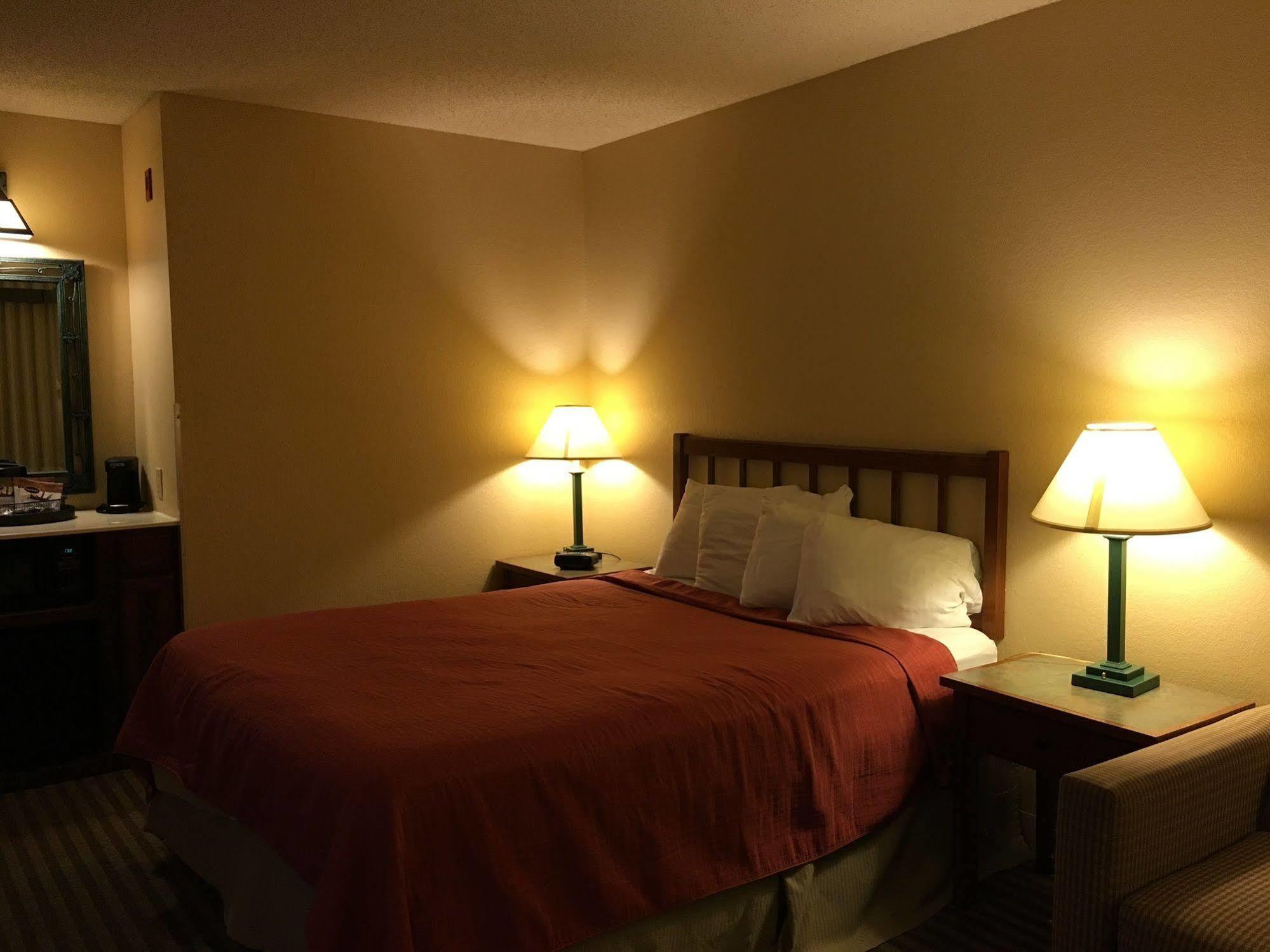 Norwood Inn And Suites Chaska מראה חיצוני תמונה