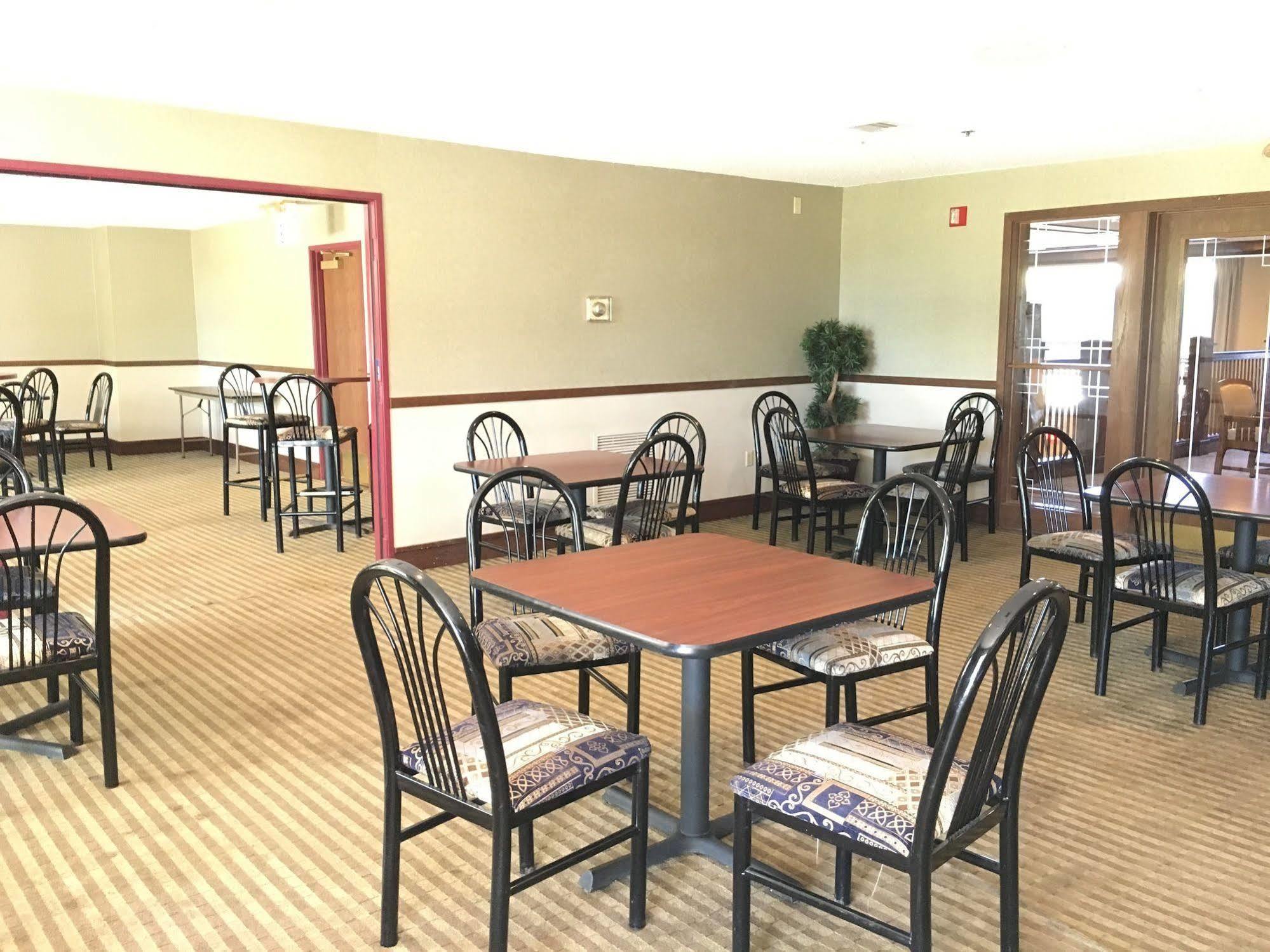 Norwood Inn And Suites Chaska מראה חיצוני תמונה