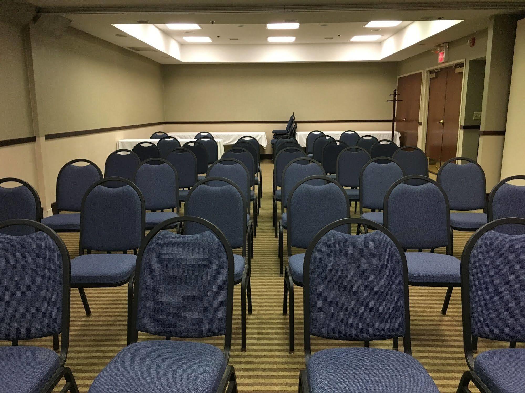 Norwood Inn And Suites Chaska מראה חיצוני תמונה